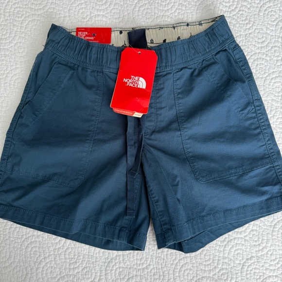The North Face Women's Navy Cargo Shorts - Picture 5 of 9